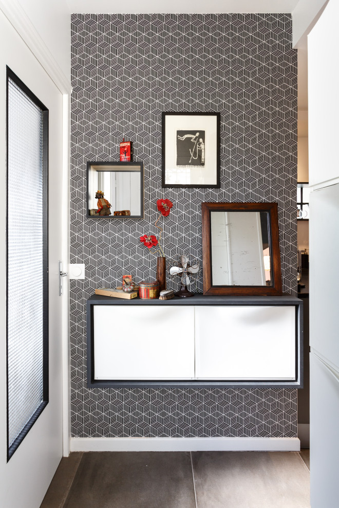 На фото: коридор в современном стиле с черными стенами, полом из керамической плитки и серым полом с