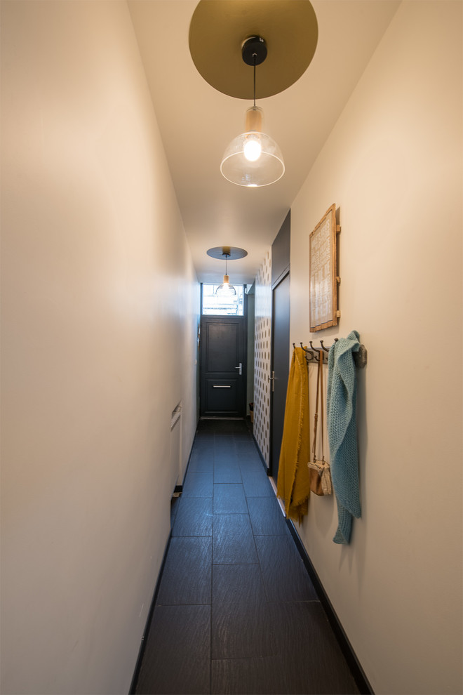 Свежая идея для дизайна: маленький коридор в стиле фьюжн с полом из керамической плитки, черным полом и белыми стенами для на участке и в саду - отличное фото интерьера