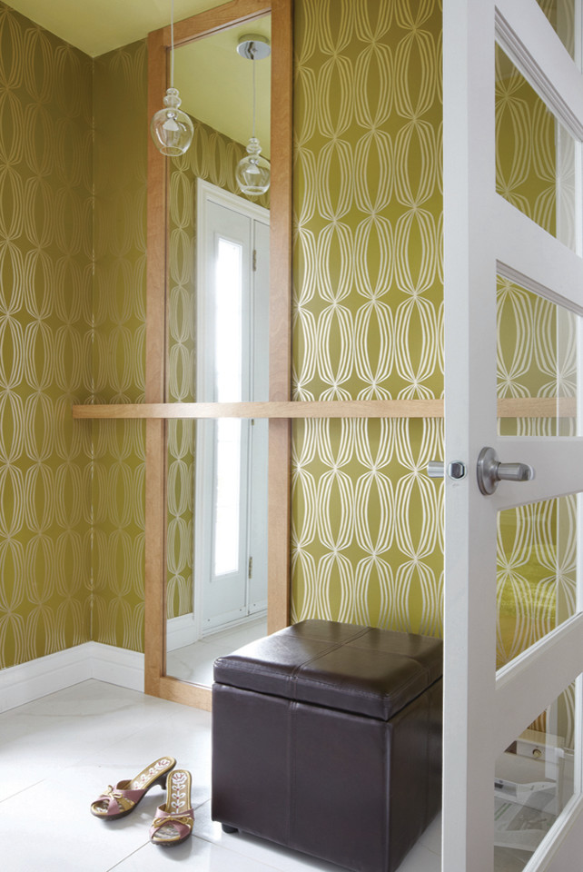 他の地域にある高級な小さなコンテンポラリースタイルのおしゃれな廊下 (緑の壁、磁器タイルの床、ベージュの床、壁紙) の写真