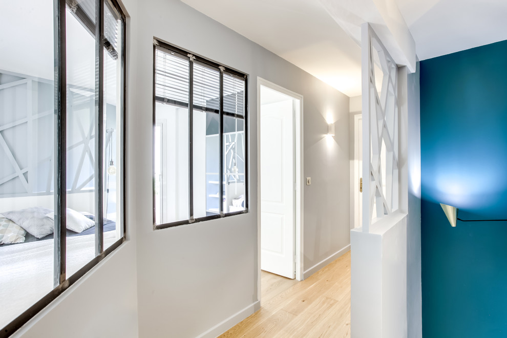 Источник вдохновения для домашнего уюта: коридор среднего размера в современном стиле с синими стенами и светлым паркетным полом