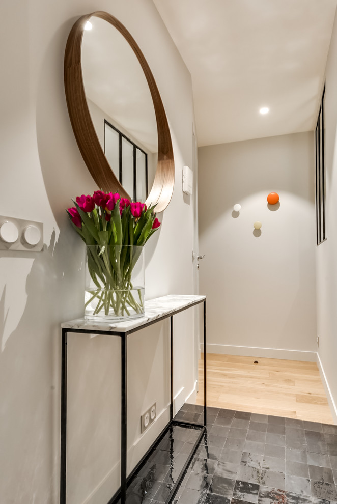 Idée de décoration pour un petit couloir design avec un mur beige.