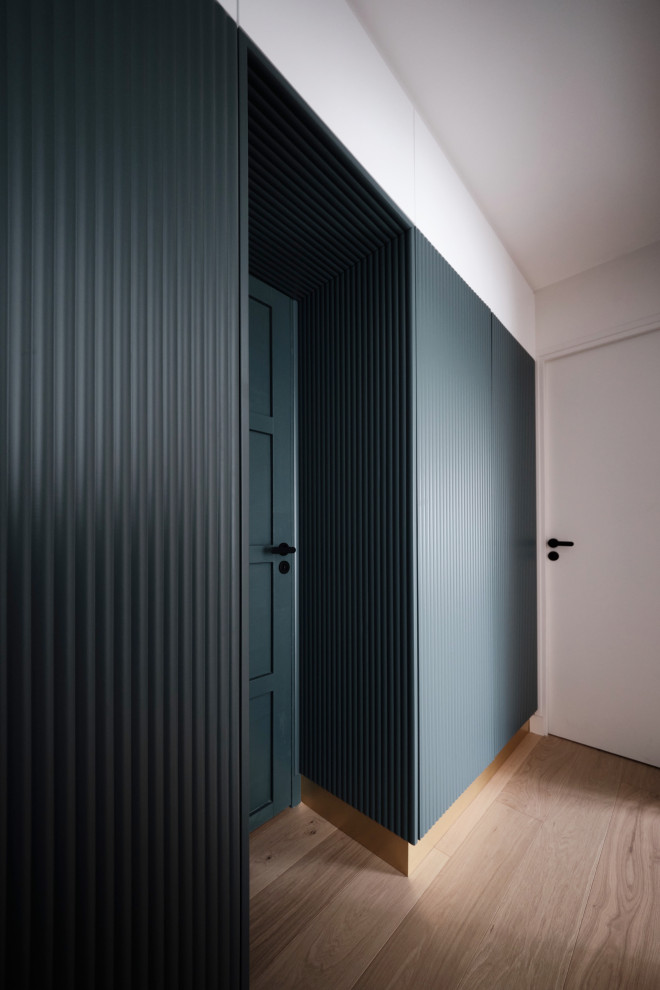 На фото: коридор в стиле неоклассика (современная классика) с синими стенами и светлым паркетным полом