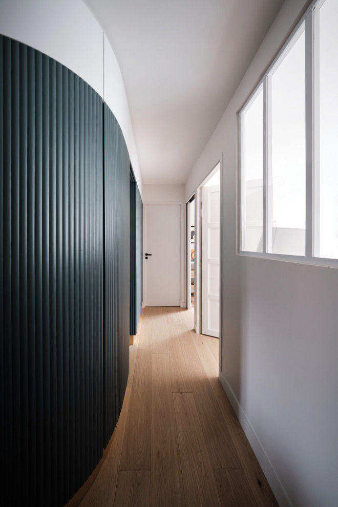 Свежая идея для дизайна: коридор в стиле модернизм с белыми стенами и светлым паркетным полом - отличное фото интерьера