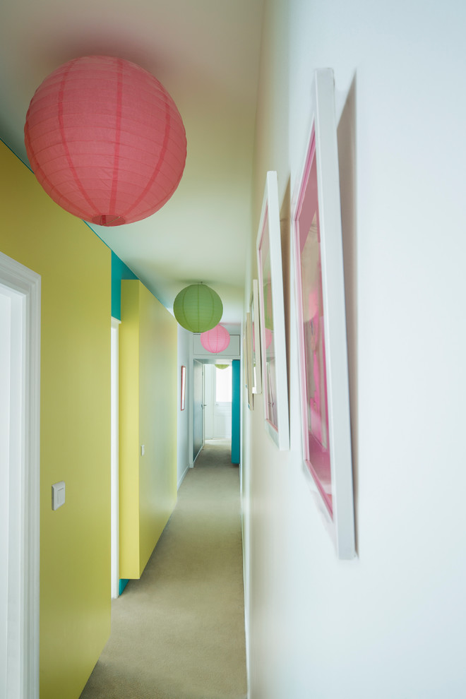Стильный дизайн: большой коридор в стиле модернизм с белыми стенами, ковровым покрытием и серым полом - последний тренд