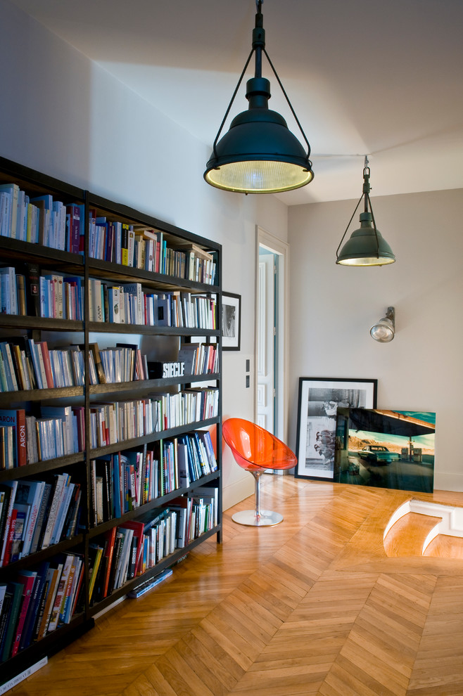 Aménagement d'un grand couloir éclectique avec un mur gris, parquet clair et un sol beige.