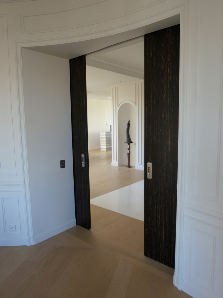 Источник вдохновения для домашнего уюта: коридор среднего размера в современном стиле с белыми стенами, светлым паркетным полом и бежевым полом