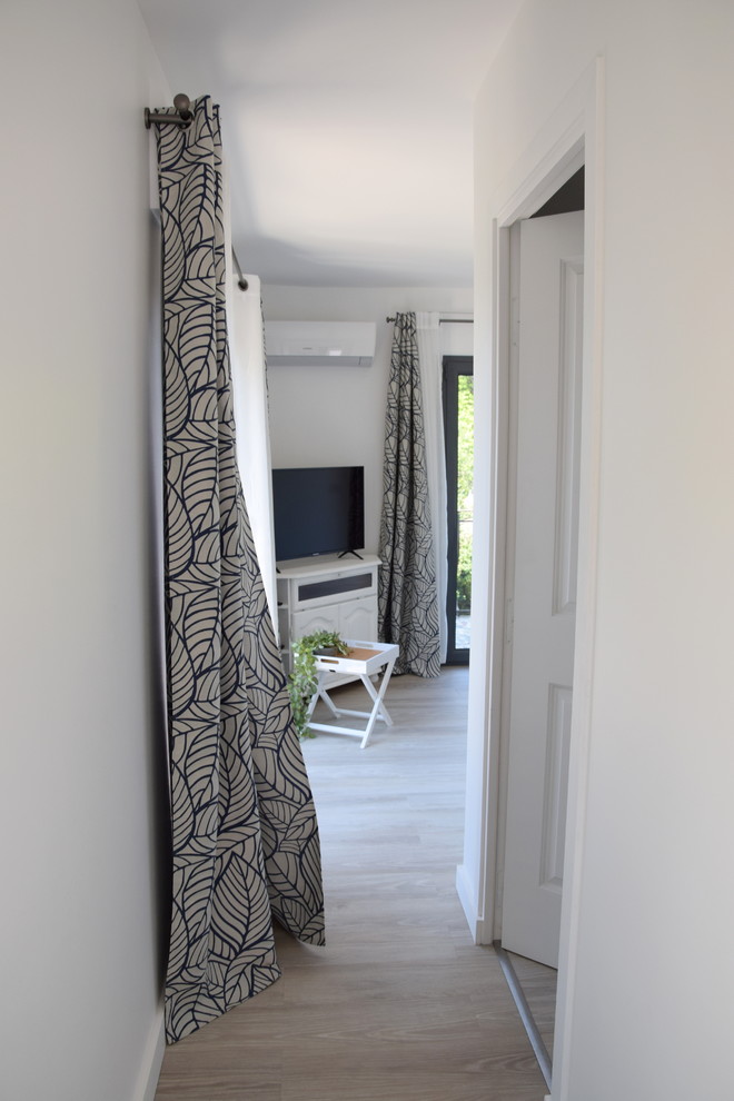 Идея дизайна: маленький коридор в современном стиле с белыми стенами, полом из винила и коричневым полом для на участке и в саду