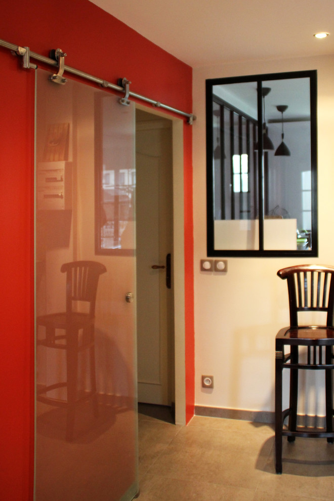 Foto de recibidores y pasillos modernos de tamaño medio con paredes rojas y suelo beige