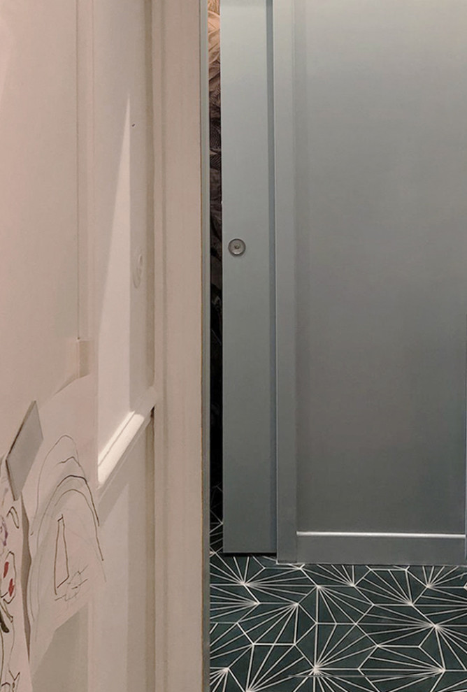 Пример оригинального дизайна: коридор среднего размера в современном стиле с синими стенами, полом из керамической плитки и зеленым полом