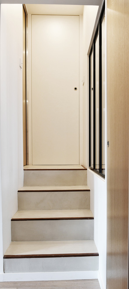 Foto di un ingresso o corridoio design di medie dimensioni con pareti bianche, parquet chiaro e pavimento beige