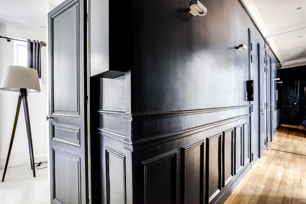 Idéer för vintage hallar, med svarta väggar och ljust trägolv