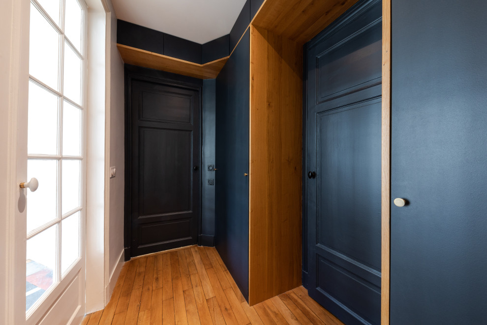 На фото: коридор среднего размера в скандинавском стиле с синими стенами, светлым паркетным полом и бежевым полом с