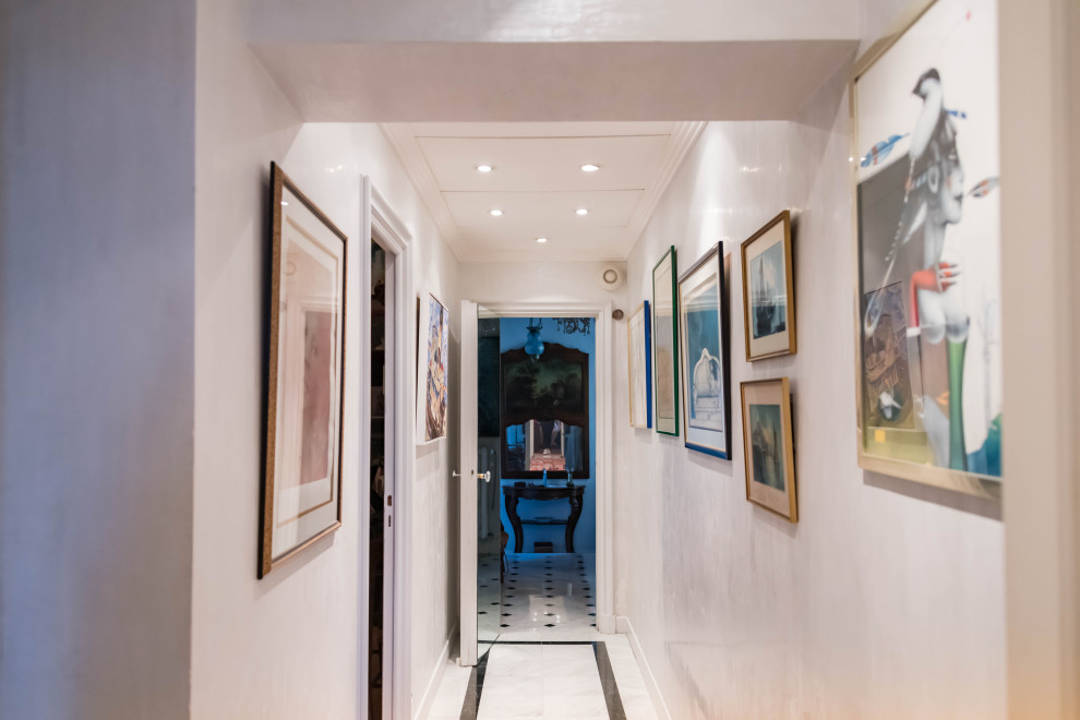 Inspiration pour un couloir traditionnel de taille moyenne avec un mur gris, un sol en marbre, un sol blanc et un plafond à caissons.