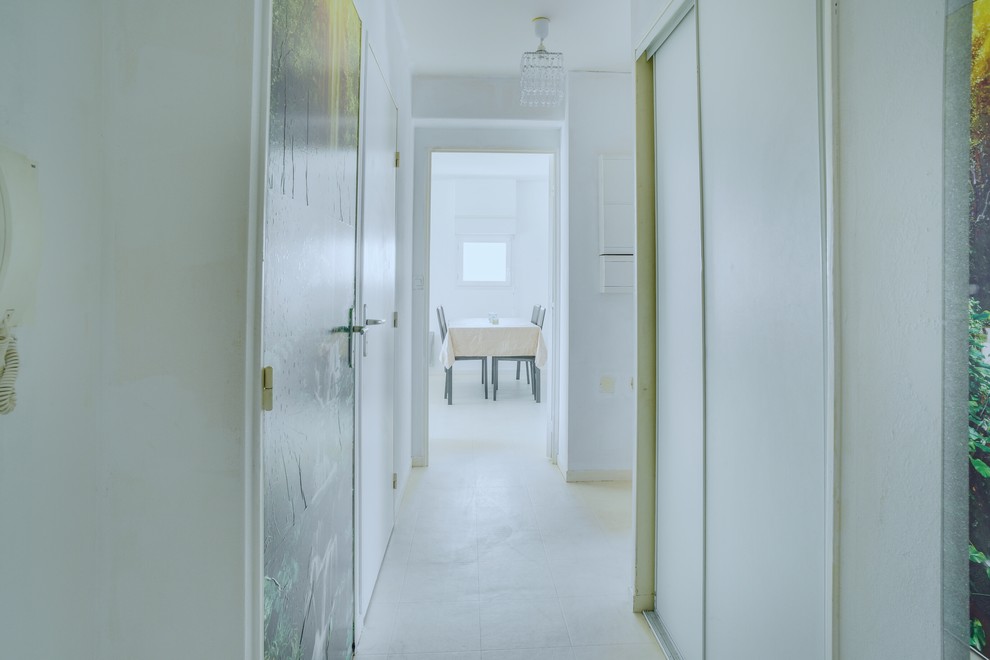 Источник вдохновения для домашнего уюта: маленький коридор в стиле фьюжн с белыми стенами, полом из винила и бежевым полом для на участке и в саду