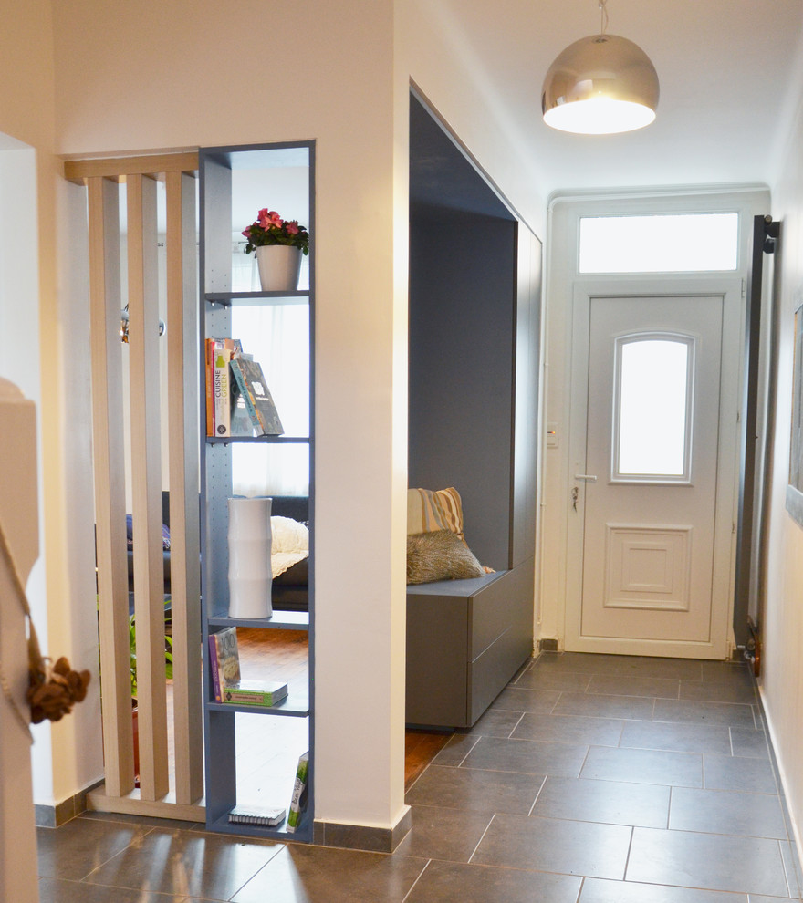 Стильный дизайн: маленький коридор в скандинавском стиле с белыми стенами, бетонным полом и серым полом для на участке и в саду - последний тренд