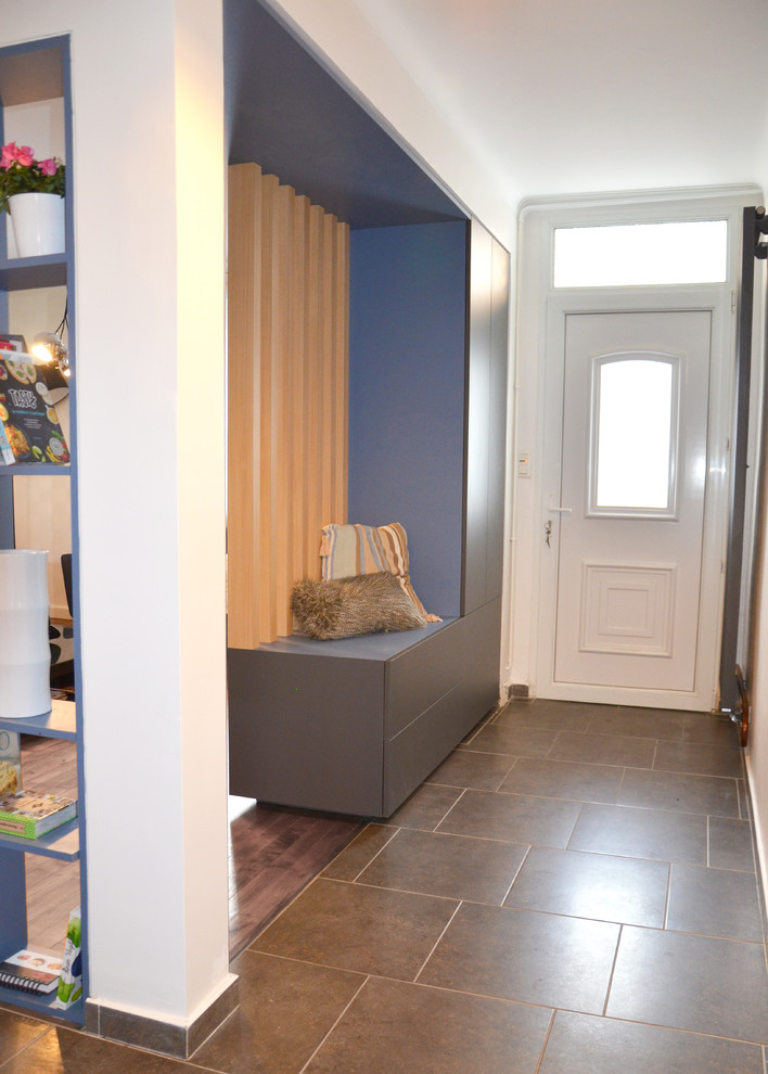 Источник вдохновения для домашнего уюта: коридор среднего размера в скандинавском стиле с белыми стенами, полом из керамогранита и серым полом