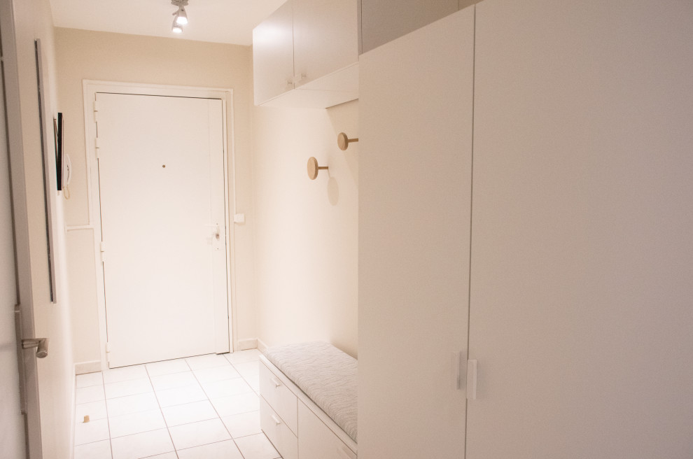 Источник вдохновения для домашнего уюта: коридор среднего размера в скандинавском стиле с бежевыми стенами, полом из керамической плитки и белым полом