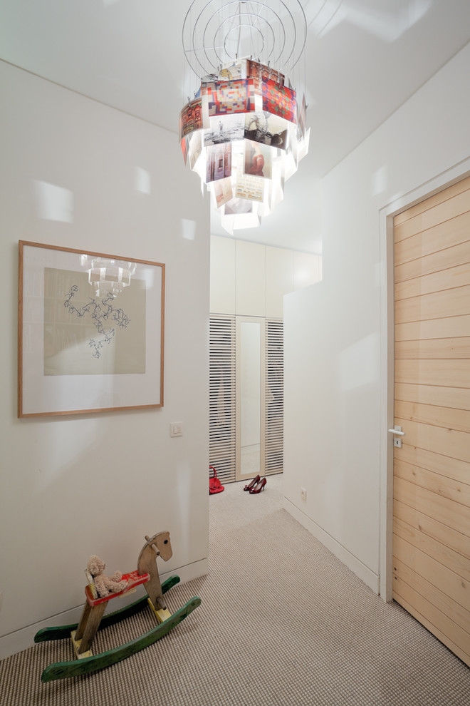 Источник вдохновения для домашнего уюта: коридор среднего размера в современном стиле с белыми стенами и ковровым покрытием