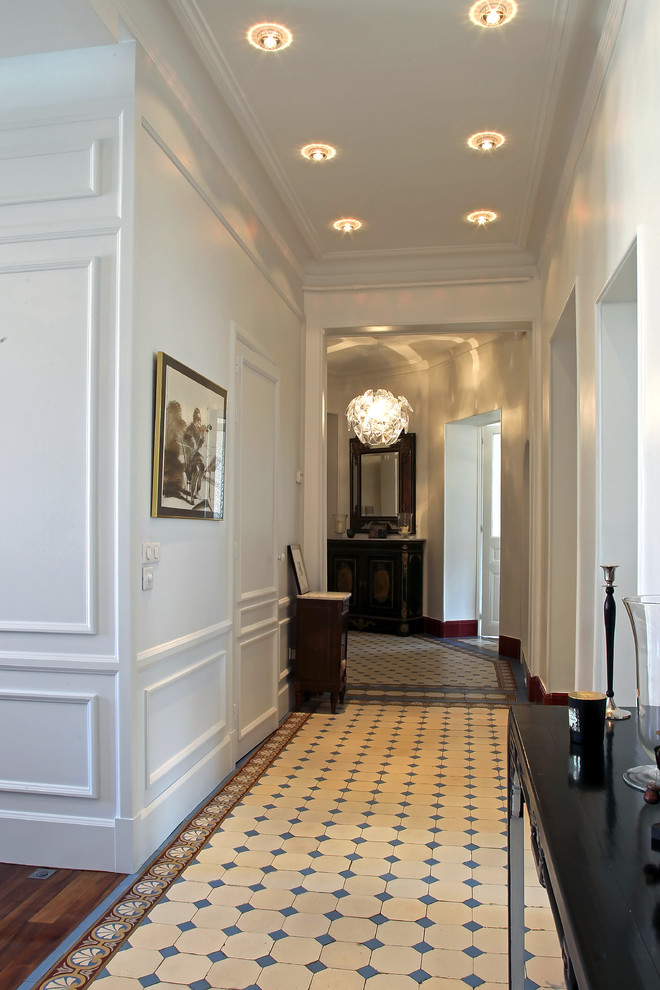 Стильный дизайн: большой коридор в стиле неоклассика (современная классика) с серыми стенами и полом из терракотовой плитки - последний тренд