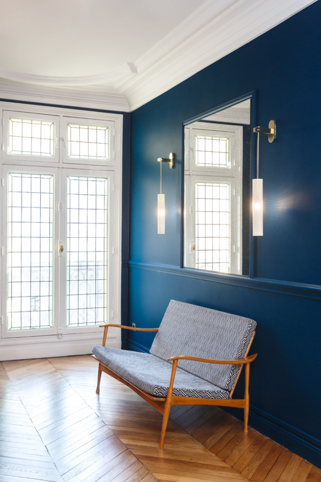 Источник вдохновения для домашнего уюта: большой коридор в стиле модернизм с синими стенами, паркетным полом среднего тона и коричневым полом