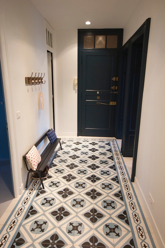 トゥールーズにあるコンテンポラリースタイルのおしゃれな廊下 (白い壁、セラミックタイルの床、青い床) の写真