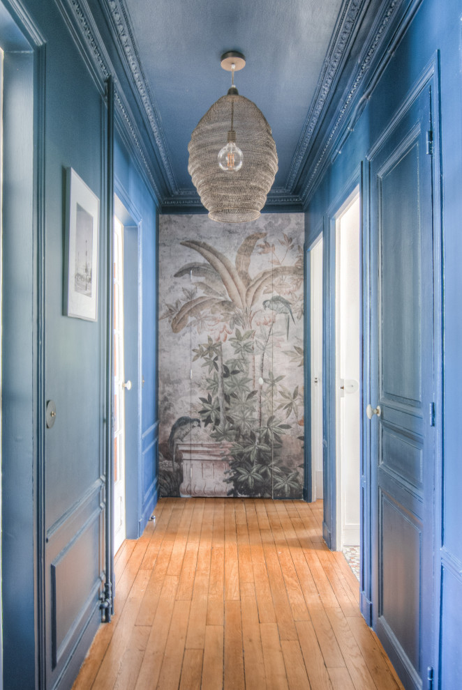Immagine di un ingresso o corridoio design di medie dimensioni con pareti blu, parquet scuro, pavimento marrone, soffitto in legno e carta da parati