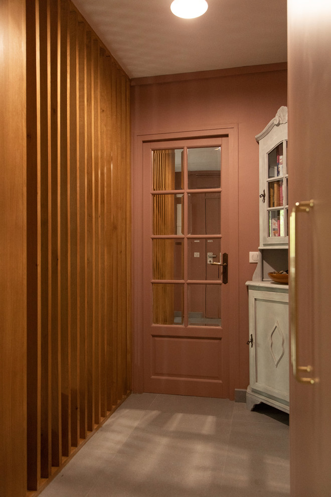 На фото: коридор среднего размера в стиле модернизм с полом из керамической плитки, серым полом и коричневыми стенами с