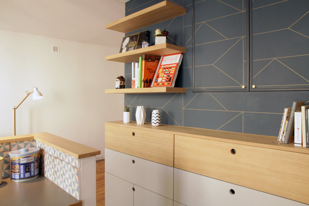 Idéer för en liten minimalistisk hall, med blå väggar och ljust trägolv