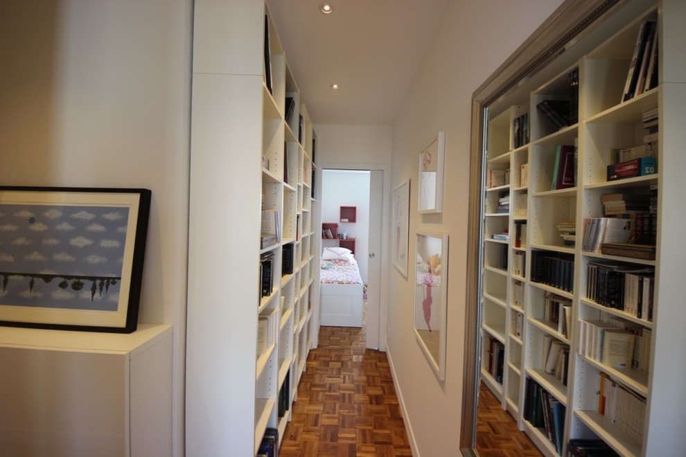 Foto de recibidores y pasillos minimalistas con paredes blancas y suelo de madera en tonos medios