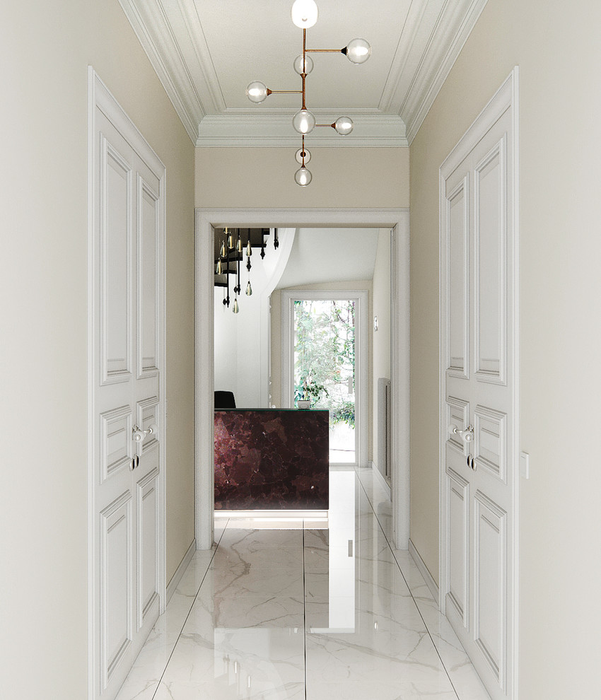 Idée de décoration pour un couloir tradition de taille moyenne avec un mur beige, un sol en carrelage de porcelaine et un sol blanc.