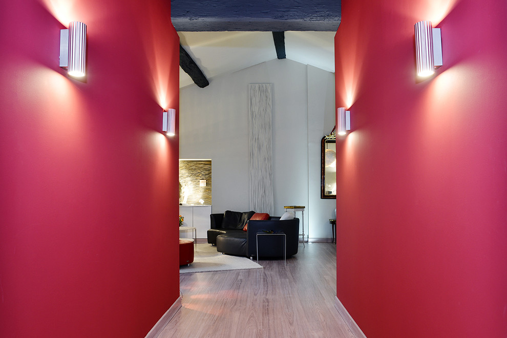 Immagine di un ingresso o corridoio minimal di medie dimensioni con pareti rosse, parquet chiaro e pavimento beige