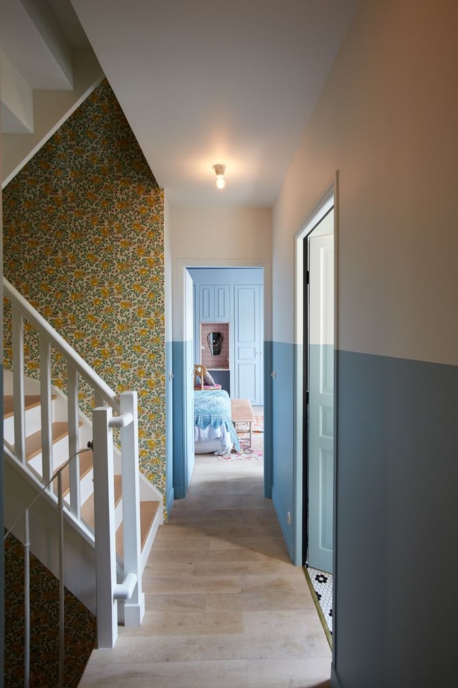Idée de décoration pour un petit couloir design avec un mur multicolore, parquet clair et un sol beige.