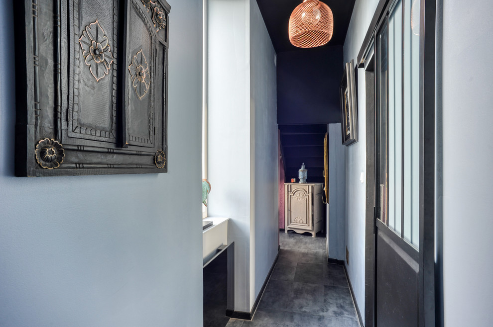 Стильный дизайн: коридор среднего размера в стиле фьюжн с серыми стенами, полом из винила и серым полом - последний тренд