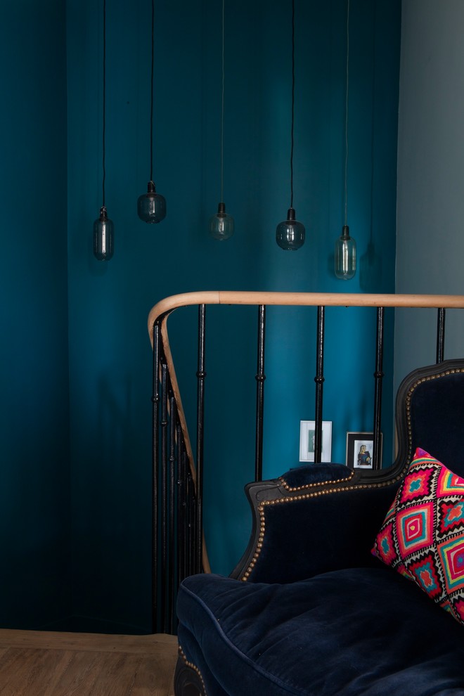 Großer Eklektischer Flur mit blauer Wandfarbe, hellem Holzboden und braunem Boden in Paris