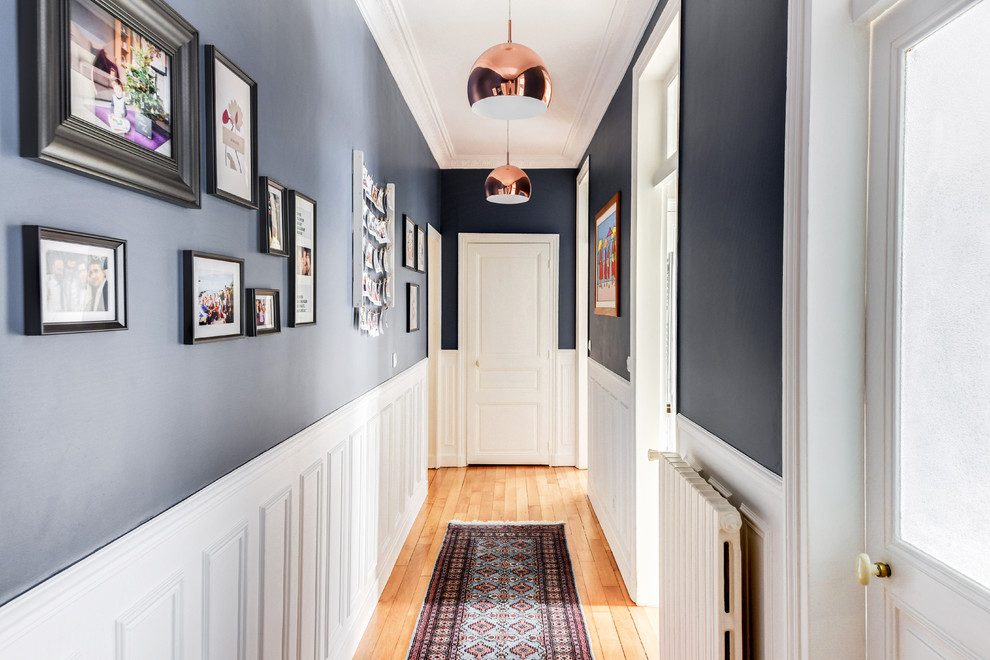 Пример оригинального дизайна: коридор среднего размера в современном стиле с синими стенами, светлым паркетным полом и бежевым полом