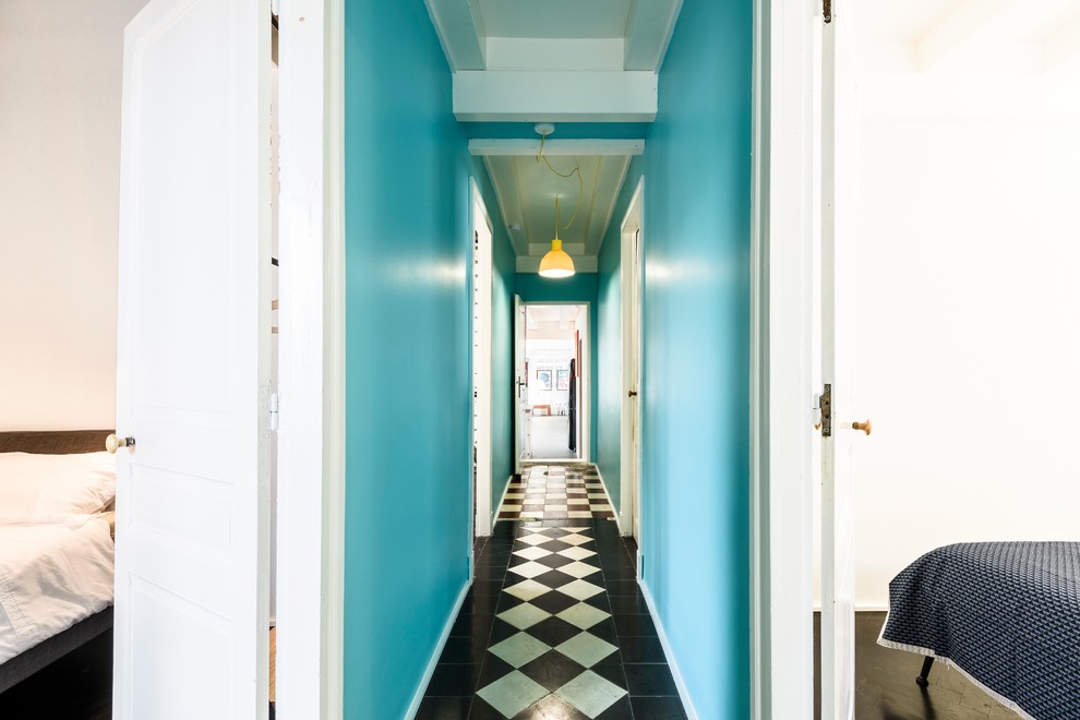 Ispirazione per un grande ingresso o corridoio design con pareti blu e pavimento con piastrelle in ceramica
