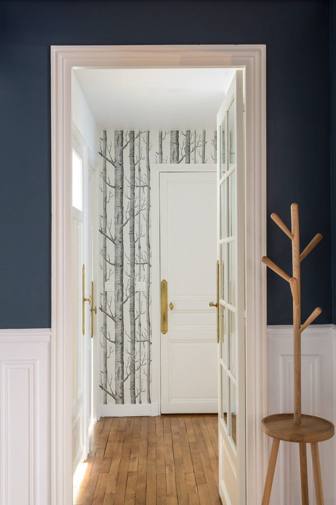 Idee per un ingresso o corridoio minimal di medie dimensioni con pareti multicolore, pavimento in legno massello medio e pavimento beige