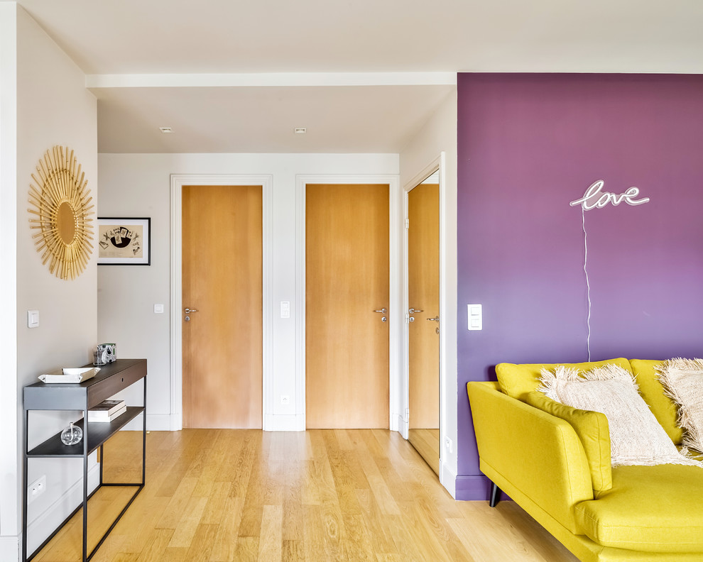 Cette photo montre un couloir tendance de taille moyenne avec un mur violet, un sol en bois brun et un sol marron.