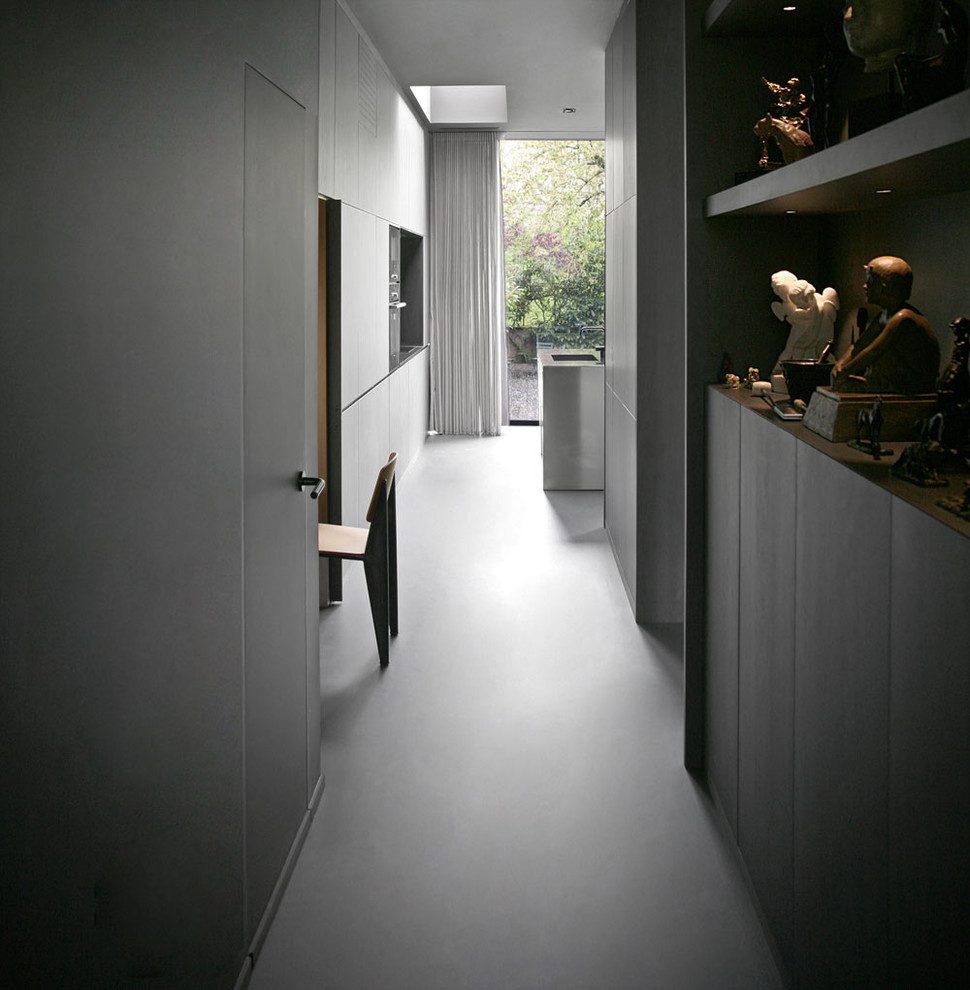 Inspiration for a contemporary hallway remodel in Toulouse