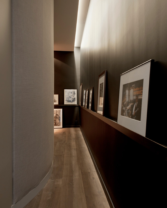 Inspiration för små moderna hallar, med svarta väggar, mörkt trägolv och brunt golv