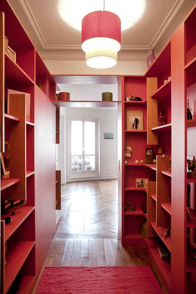Mittelgroßer Moderner Flur mit roter Wandfarbe und braunem Holzboden in Paris