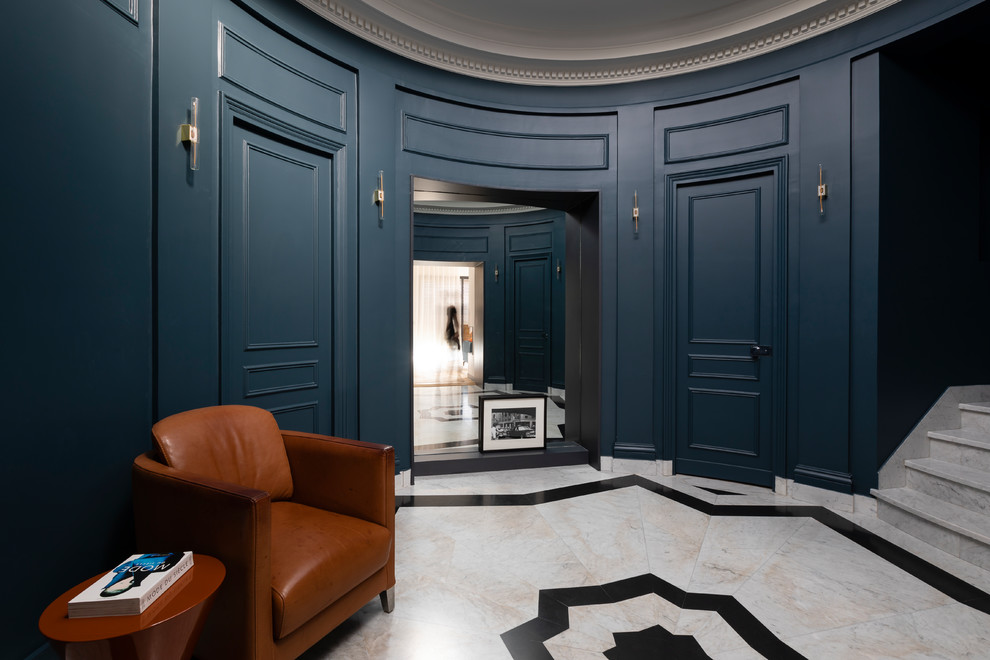 Свежая идея для дизайна: большой коридор в современном стиле с синими стенами, мраморным полом и белым полом - отличное фото интерьера
