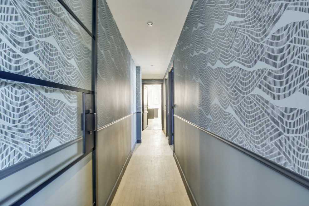 На фото: большой коридор в современном стиле с синими стенами, светлым паркетным полом, бежевым полом и обоями на стенах