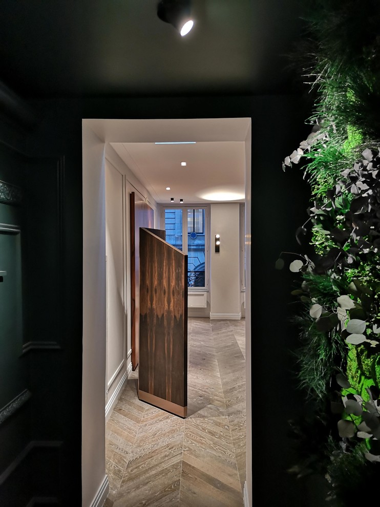 Idée de décoration pour un grand couloir tradition avec un mur vert, parquet foncé et un sol marron.