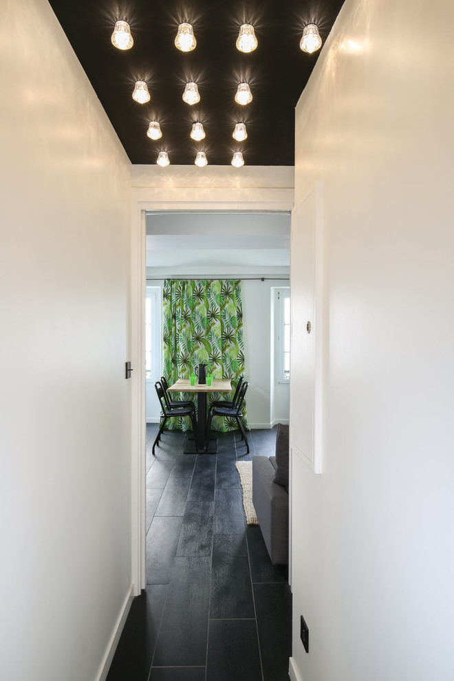Свежая идея для дизайна: маленький коридор в современном стиле с черными стенами, полом из керамической плитки и черным полом для на участке и в саду - отличное фото интерьера