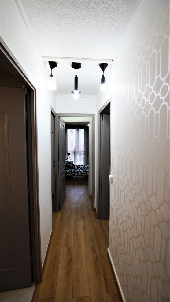 Exemple d'un petit couloir moderne avec un mur blanc, parquet clair et du papier peint.