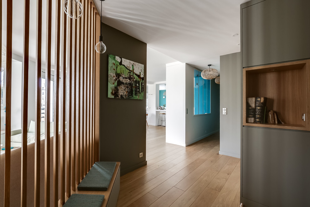Стильный дизайн: коридор в современном стиле с коричневыми стенами, паркетным полом среднего тона и коричневым полом - последний тренд