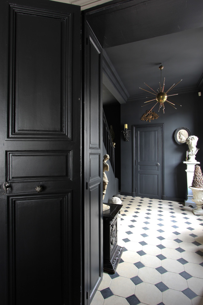 Inspiration for a transitional hallway remodel in Paris