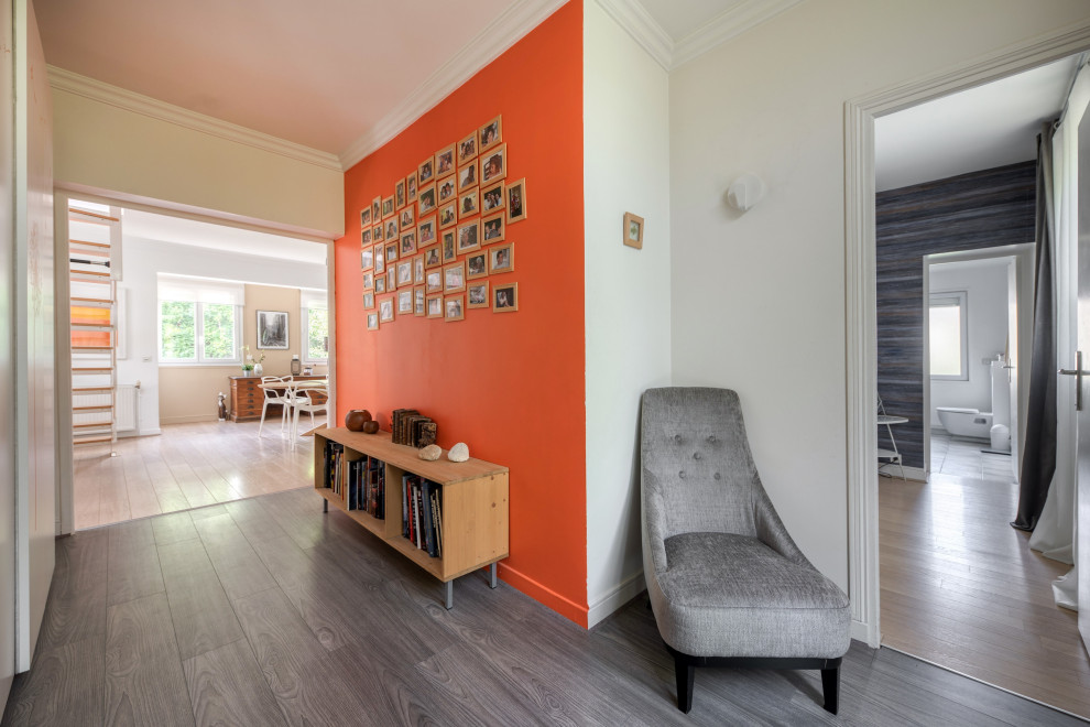 Пример оригинального дизайна: коридор в современном стиле с оранжевыми стенами, деревянным полом и серым полом