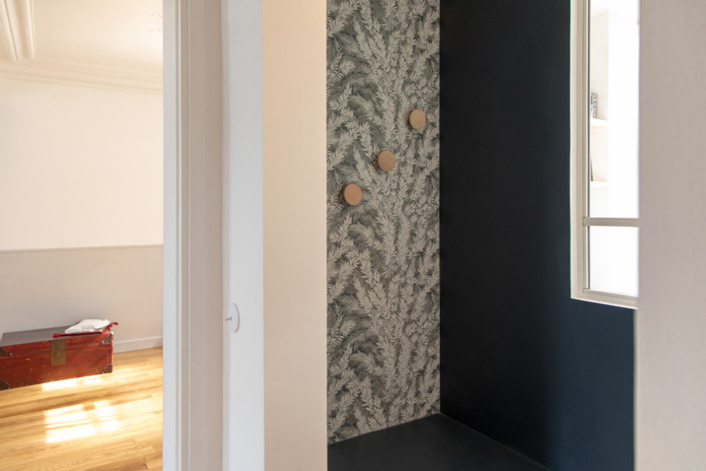 Cette photo montre un petit couloir moderne avec un mur multicolore, parquet clair, un sol beige et du papier peint.